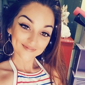 Meet your Posher, Courtney